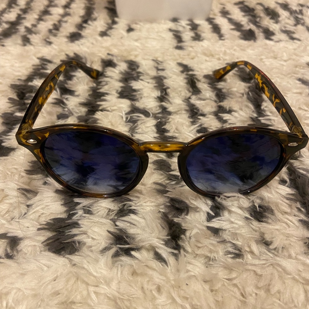 Tortoise Shell Cat-eye Sunglasses - Picture 3 of 4